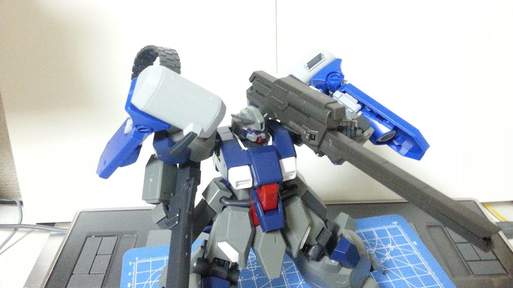 レールガンはオルフェンズのオプションパーツセットのヤツですね。持ち手をぶった切った以外無改造で装備出来ました。