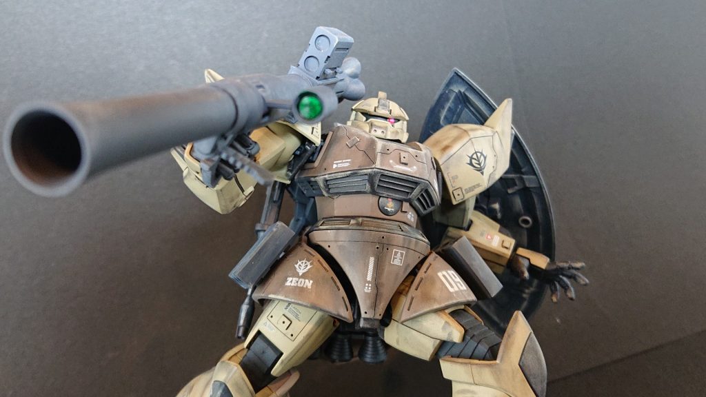 陸戦機ぽく、デザートカラーでまとめました。
インパクト兵装として、ザクバズーカを。オリジン・シャアザクⅡから頂きました。予備弾倉はサイドアーマーへ取り付け。ランナーを切り出して、ダボピンを作ってスナップ固定してます。