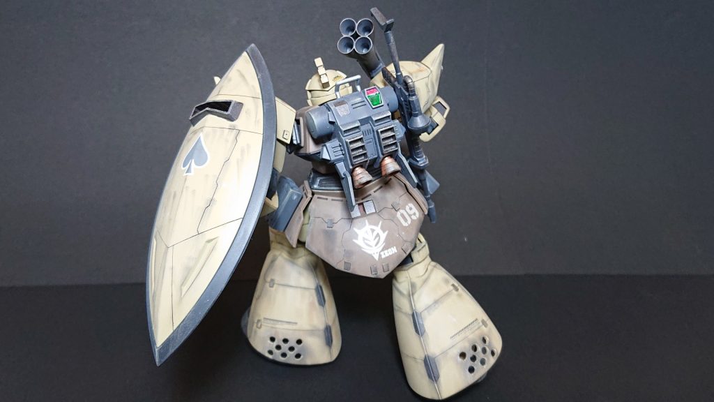 足元のハカマ部は、ラジエーター効果を演出するため、3㎜穴を開けました。
ゲルググの設定で曖昧なプロペラントの配置は、バックパックがあることで説得力を出してます。