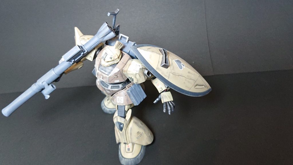 専用機や主役機には、あまり熱が入らないので、今回も頭部のアンテナを取り外しました。
全体的に