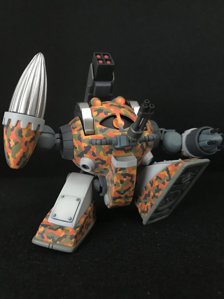 腕はガンタンク初期型の肘を移植、足の付け根はボールジョイントにしてグリグリ可動します。ボールジョイントの細い軸が丸見えにならないように、枠を付けました。足の裏はアッガイのものを移植しています。