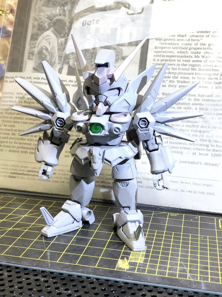 手足を伸ばして、サフを吹いた状態です。
この後近頃HGばかり製作していたので
分割の少ないSDに苦戦し塗装を何度も失敗し、しばらく逃避期間を経て今に至ります笑