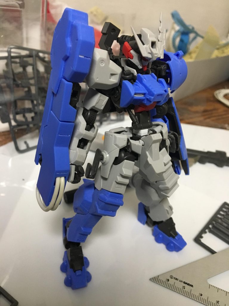 まず全身にヤスリをかけ、バンダイエッジを削り取り、カッチリした見た目を目指しました。
一部の細かいディテールは一度写真を撮り、一気に面処理して消してしまいました。
腰を角材とプラ板、真鍮線を使い3mm延長しました。
この時、右腕、右脚、各武装の合わせ目消しを行い、右腕と右脚はあとハメ加工を施しました。