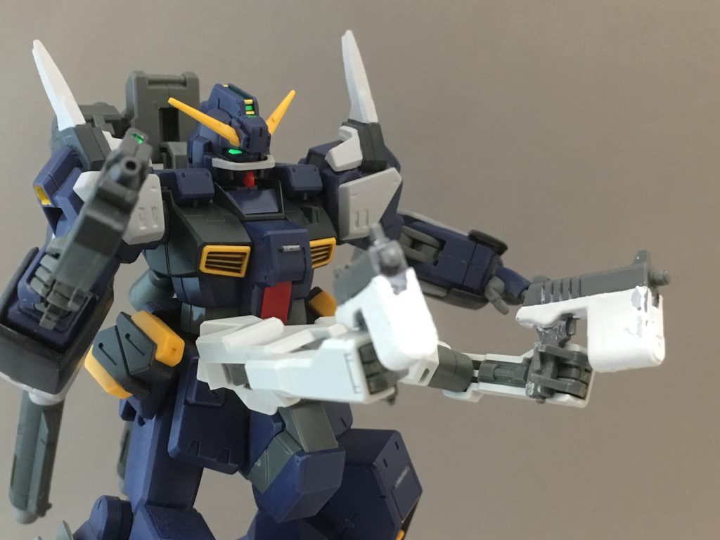 両足に装備したホルスターにはビームピストルをマウント
フロントアーマーのサブアームで保持できます!
当時の自分にはクリアランス調整の概念が無く白塗装がハゲハゲです