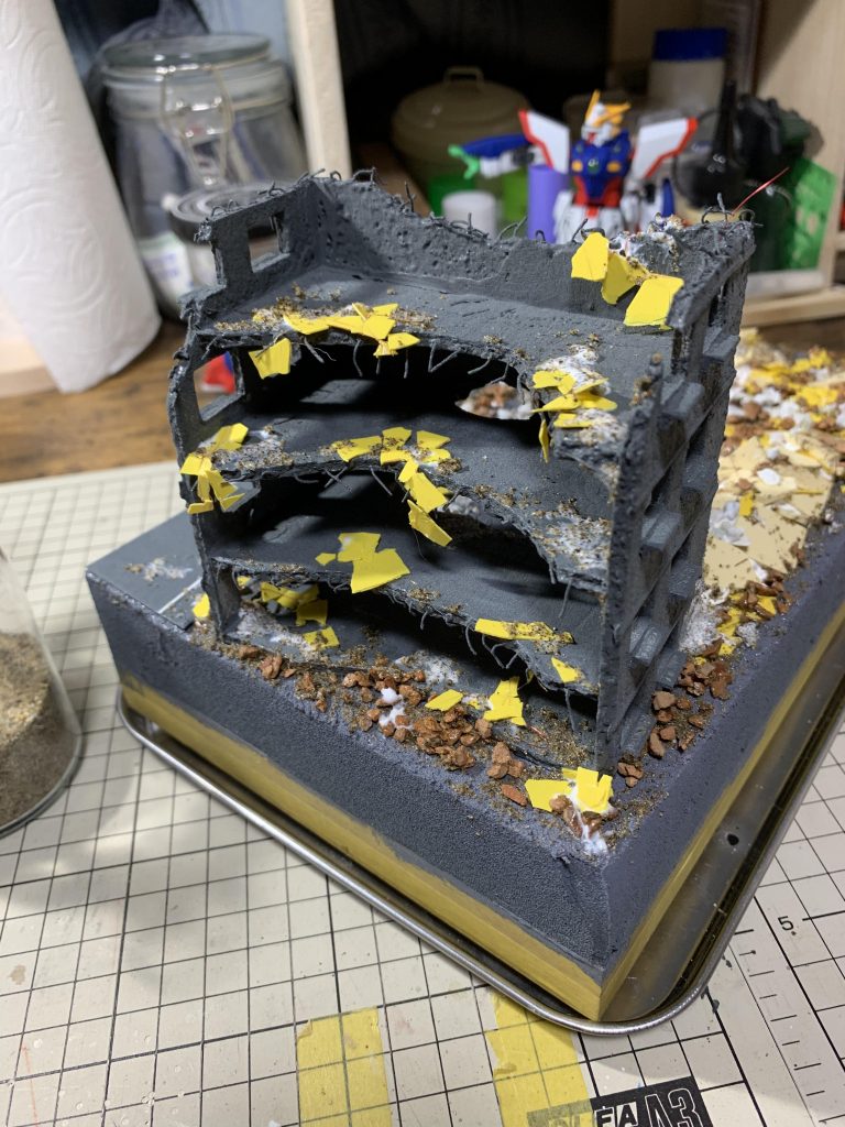 瓦礫はパテを薄く伸ばし割って作成。
車と街灯以外は全て1から作ってます。