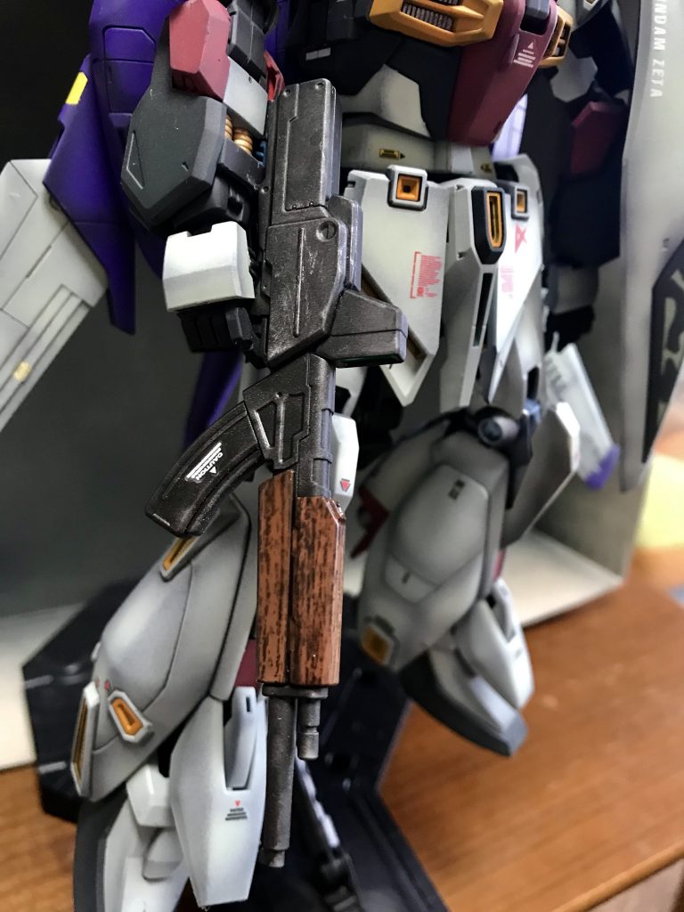 木目塗装です^_^ネット見て試行錯誤しました!上手く出来たと思います^_^木目以外の部分はシルバーのウェザリングでつや消し、木目部分は光沢のトップコートです。でもこれを原寸大にしたときどんだけでかい木材がいるんやろ…笑