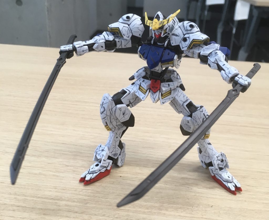 二刀で突き刺せば、もはや逃げられない。そのままバルバトスの刃の餌食となる。
「オルガから言われたんだ。あんたを殺っちまえってさ‼︎」