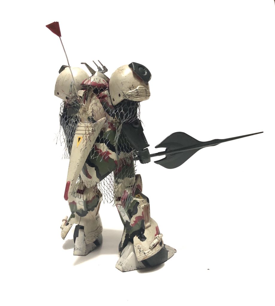 ななめ
 
森林地帯を想定したカモフラージュ。
ウィークポイントには対地雷対策がほどこされ、三点式長距離観測ビーコンによる長距離スナイプ射撃が可能。