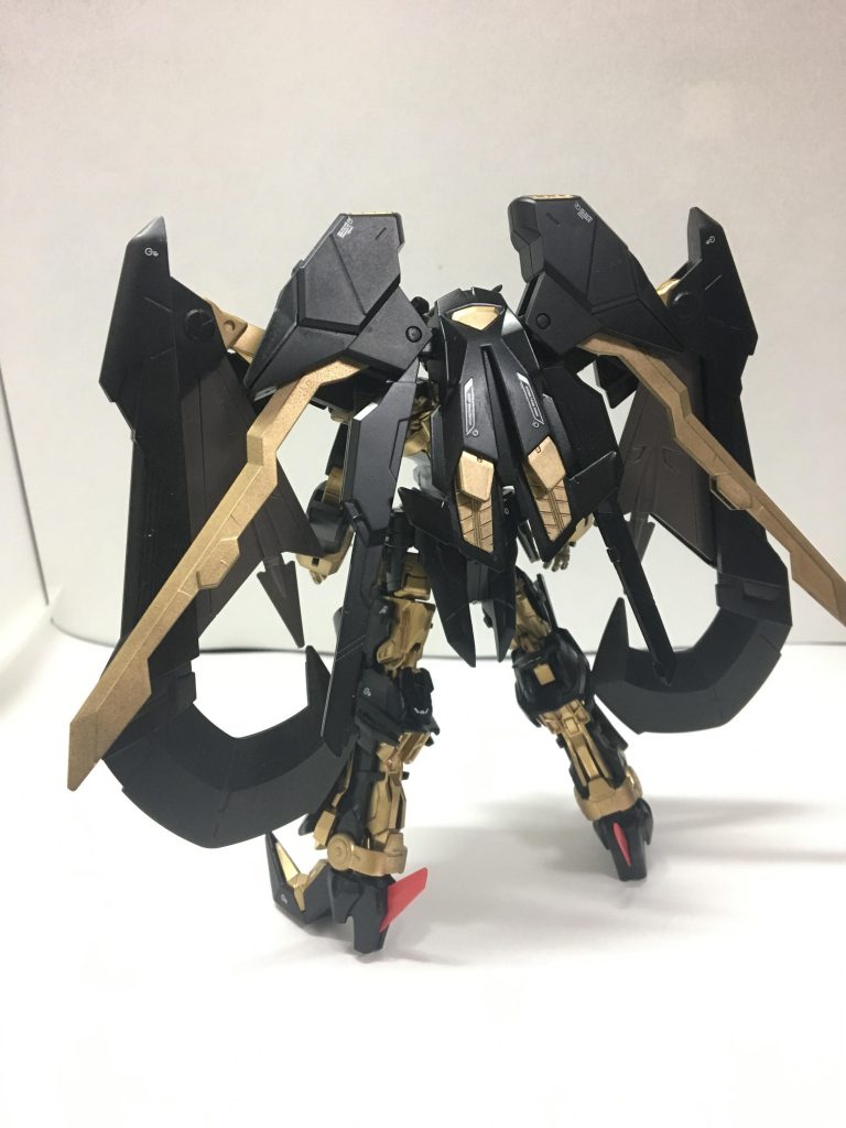 背中
シュバルツリッターの剣を天のバックパックに直結し、本来バックパックに装備されるマガノイクタチを肩に装備させました!
割と綺麗にまとまってくれたので良かったです😊
何よりダークハウンドの肩のお陰で装備ができた…