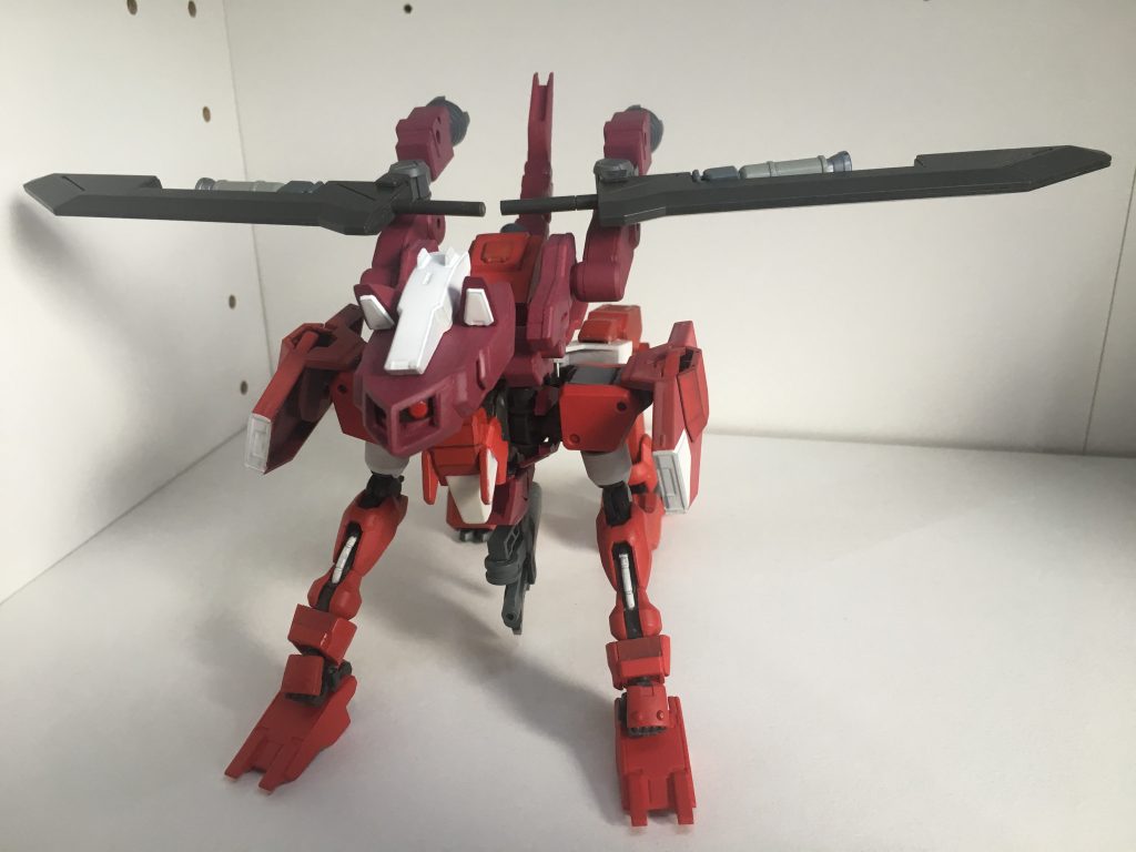 そして本機の最大の特徴は設計者の趣味で四足歩行形態への可変機構を有している。
設計者曰く「どうせ作るならカッコいい方がいい」との事。