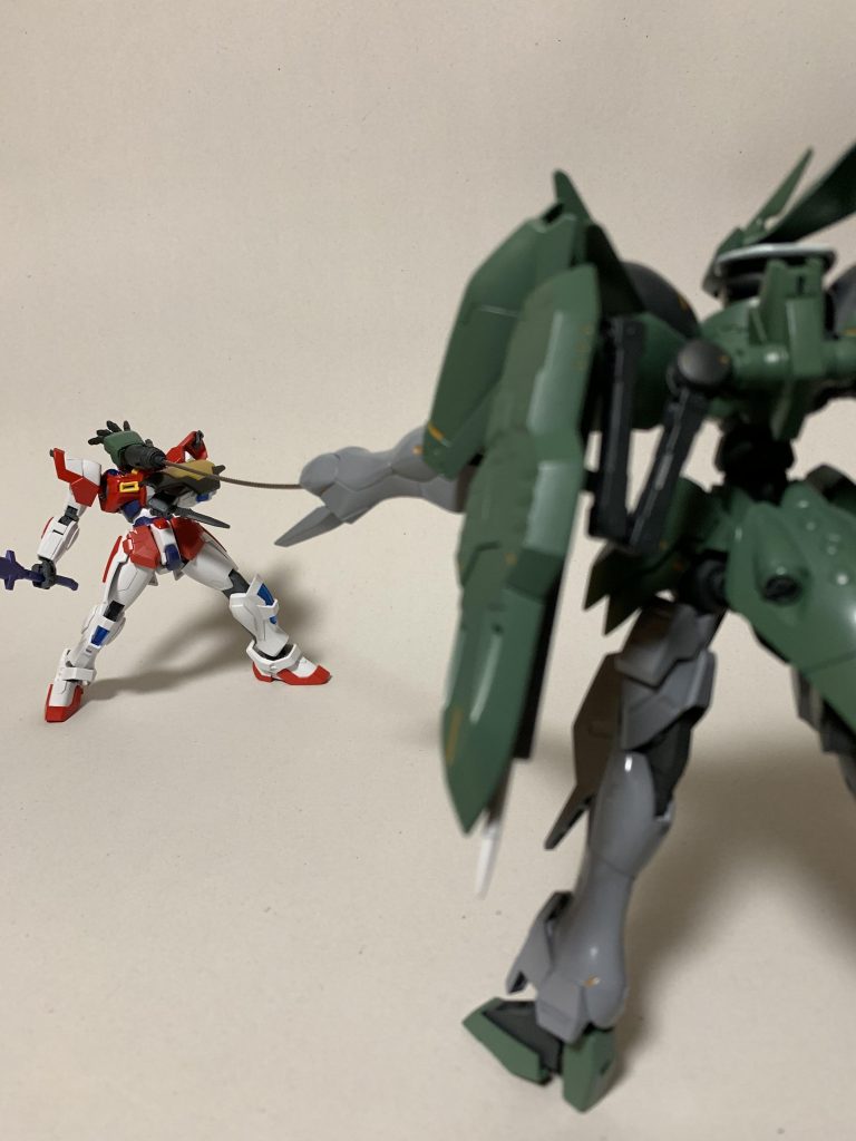 仲間を1人失った。だが、ほんとうに最悪なのはここからだ。
爆発音に反応したのか、それともハナからそこにイヤがったのか、通路の奥からそいつらが姿を現した。
デカイ。俺の操兵より一回り以上背が高い。この場所は狭くはないが、決して広くもない。それを2体並んで、こちらに近づいてくる。
まだ距離がある。態勢を立て直して迎撃の構えを取ろうとした時に、そいつは長い腕をさらに伸ばしてチビの乗る重操兵を掴んだ。
瞬間、スパークして重操兵は崩れ落ちた。機体から白い煙が上がっている。高圧電流だ、とっさにそう思った。触られるとヤバい。
一気に距離を詰める。奴はリーチが長いが、懐に入ればこちらが有利だ。案の定、反応が遅れた奴の腕を掻い潜って胴に一撃叩き込む。
可動部を狙った剣は奴を横一文字に薙いで沈黙させた。