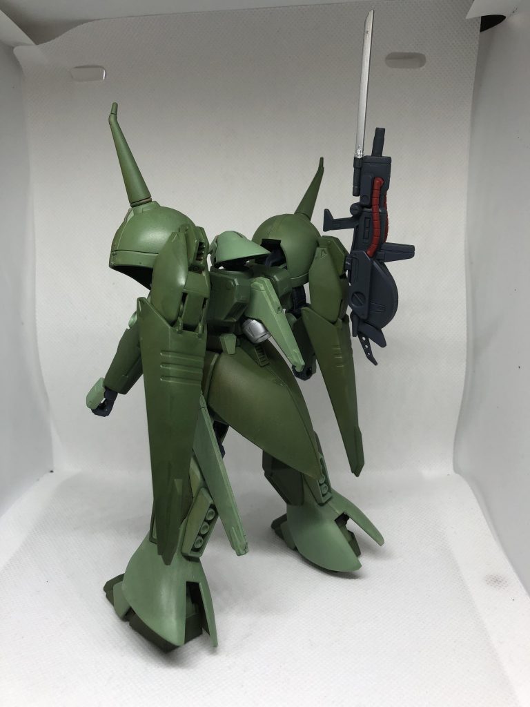 後ろからの一枚。ビームライフル背負えるようになってるの個人的に好きです。