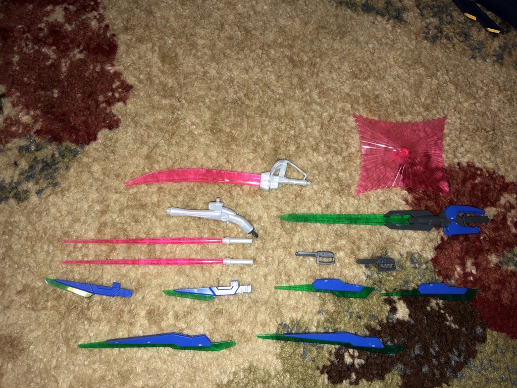 武装はビームザンバー、バスターガン、ヒートダガー、ビームシールド(ブランドマーカー)、ビームサーベル、GNソードⅤ、GNソードビット、頭部・胸部バルカンです。