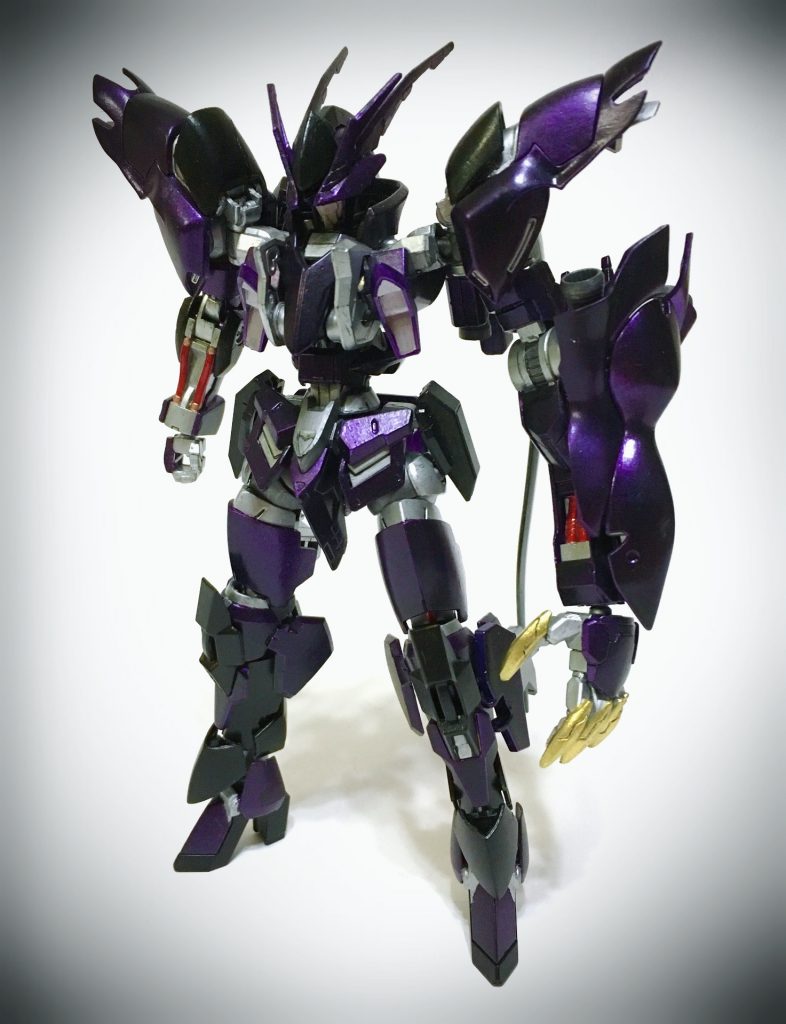 【決戦仕様】先ほどまでの通常仕様とは異なり、左腕が一部のガンダムフレームで使われた巨大な腕部に換装される。この仕様において、左腕のエネルギーは極端なパワーシフトバランスとなるため、肩部への負荷を軽減するため、肩関節の冷却を行う。