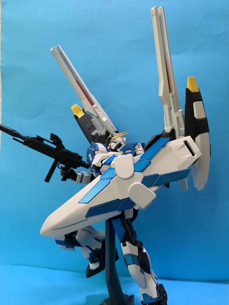 行軍イメージ。背部シールドはお馴染みAGE-1の物ですがνの系統っぽく黒・黄・白で塗装。ナラティブ合わせというより系統合わせですね。