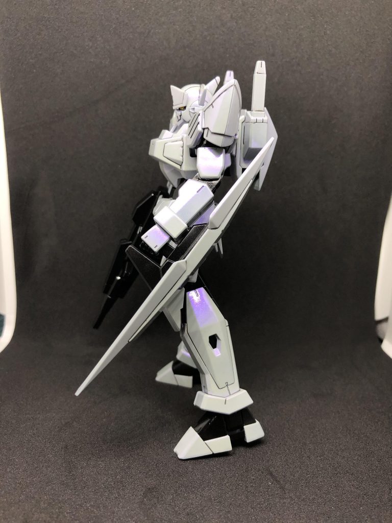 関節部分は黒サフ。
メイン部分はグレーサフからクリスタルカラーの「アメジストパープル」。
スミ入れの後に光沢クリアーで仕上げています。