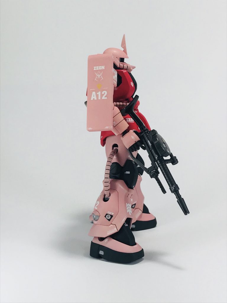 サイドショット1
シールドが小さめの印象ですが、機動力を重視したシャアザクなので、敢えてキットのままです。