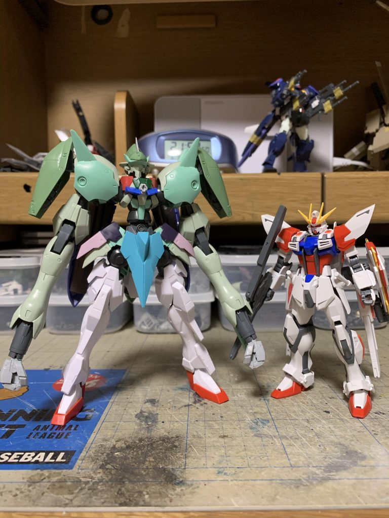 塗装前写真。サイズ比較の為に、ぱち組を並べています。ラファエルの足首が元のガデッサより長い上に股関節を変えてかませもの挟んだら、ずいぶんと縦に伸びた。頭と肩の装甲はノイエジールから持ってきた。
ワイヤーアームはホームセンターでワイヤーを購入して使用。キャンペーンの接続パーツを組み合わせて作成しました。