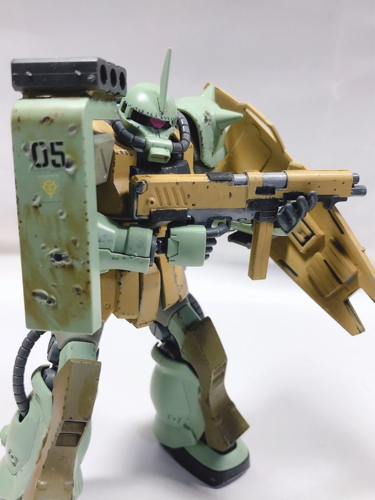 武装は90mmマシンガン、三連ミサイルポッド、シールド、ビームサーベルです