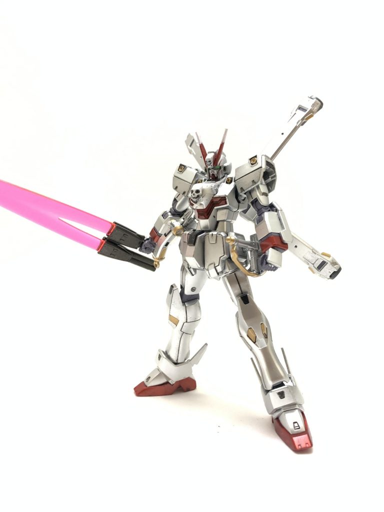 メタリックレッドと関節のグレーは成型色の色が良かったのでそのまま使用、後は全てマーカーのみです。
ちなみにシャインシルバー、レッドゴールド、ニューホワイト、メタリックブラックにリアルタッチマーカーの黒を使用してます。