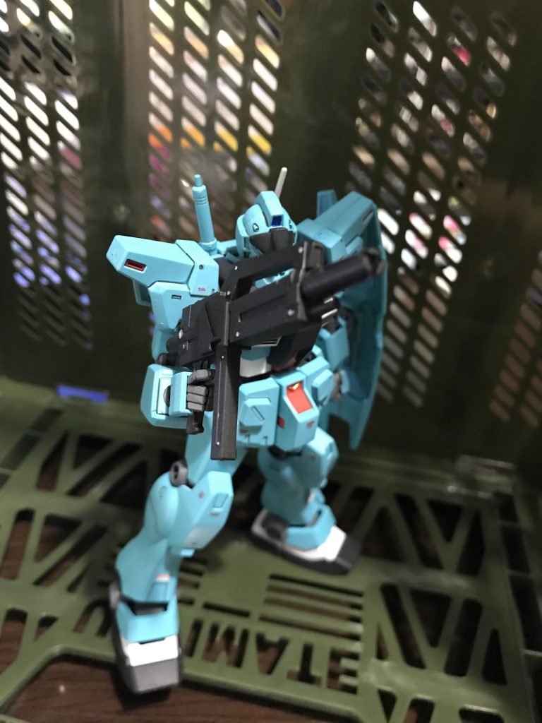 UC0098、未だに現役の妄想。武装はジェガンと同型のビームライフル、コクピットは全天周囲モニタ仕様。乗り手次第でジェガンに匹敵する...という妄想。