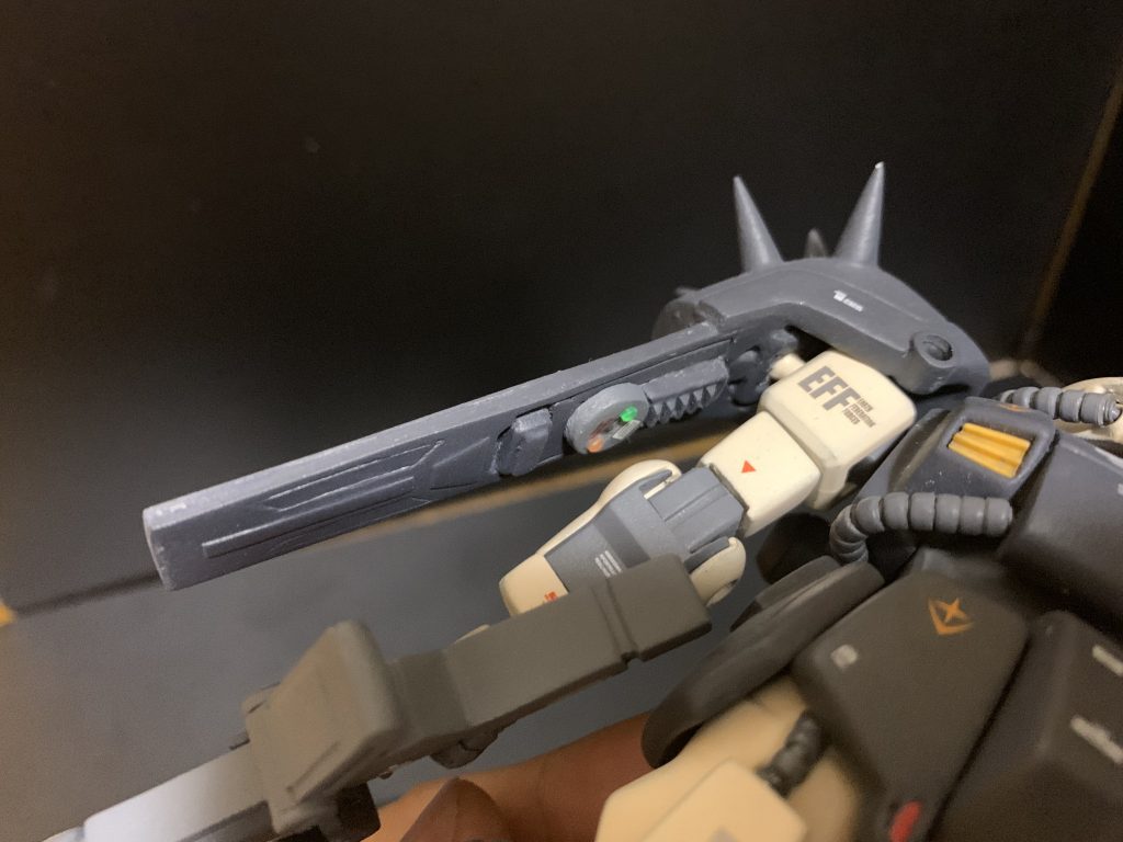 右肩のシールド裏に情報量欲しいなと遊んでみました。真ん中の円盤は対MS用の時限式吸着地雷の脳内設定で外せます。