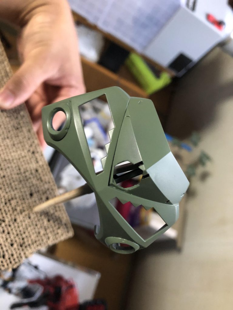 下地に黒サフを吹いたあと、MSディープグリーンを吹きました。