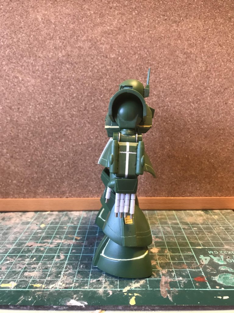 指も一本ずつ動かせるよう針金、スプリング、３ミリプラパイプで作ってあります。