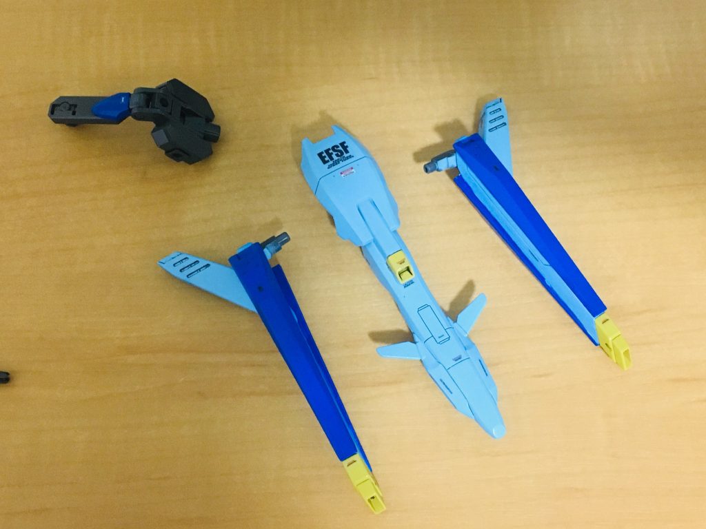 武装2、3「シールド」と「ファンネル」
クアンタの接続基部を使い、可動するシールドとファンネル2基です
ファンネルはストフリの腰のレールガンとνガンダムのファンネルのミキシングです