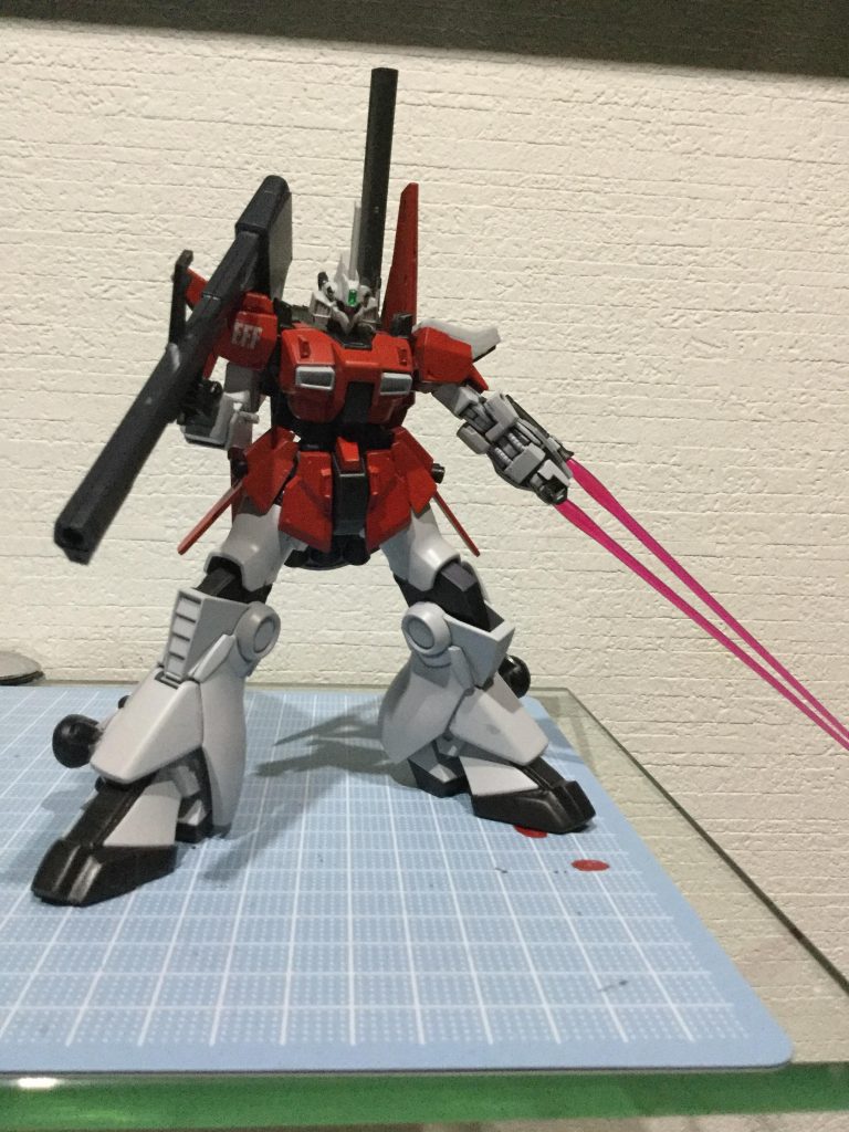 左腕にはビームサーベル×2を配置。装備したまま使用する事ができる。