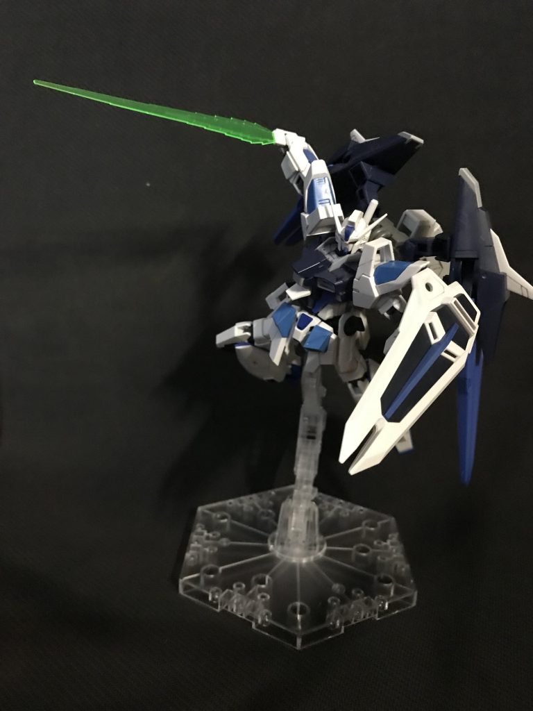 高エネルギービームソード「グラディウス」デスティニーなどが装備する対艦刀のビーム発生装置を使用して設計された片手でも扱える武器。従来のビームサーベルよりも高出力であり、戦艦の装甲さえも簡単に溶断できる。腰部に装備している時はビームガンとしても使用可能。