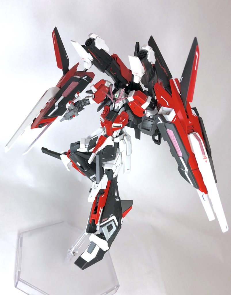 バインダーを両腕に装備した格闘形態「アサルトモード」では打突・先端クローから発射する大口径ビームキャノン/対艦ビームサーベルによりMAや強敵を大火力で力任せに薙ぎ払い、側面・後部主翼も放熱板兼ヒートブレードとなっているため攻撃に使用する