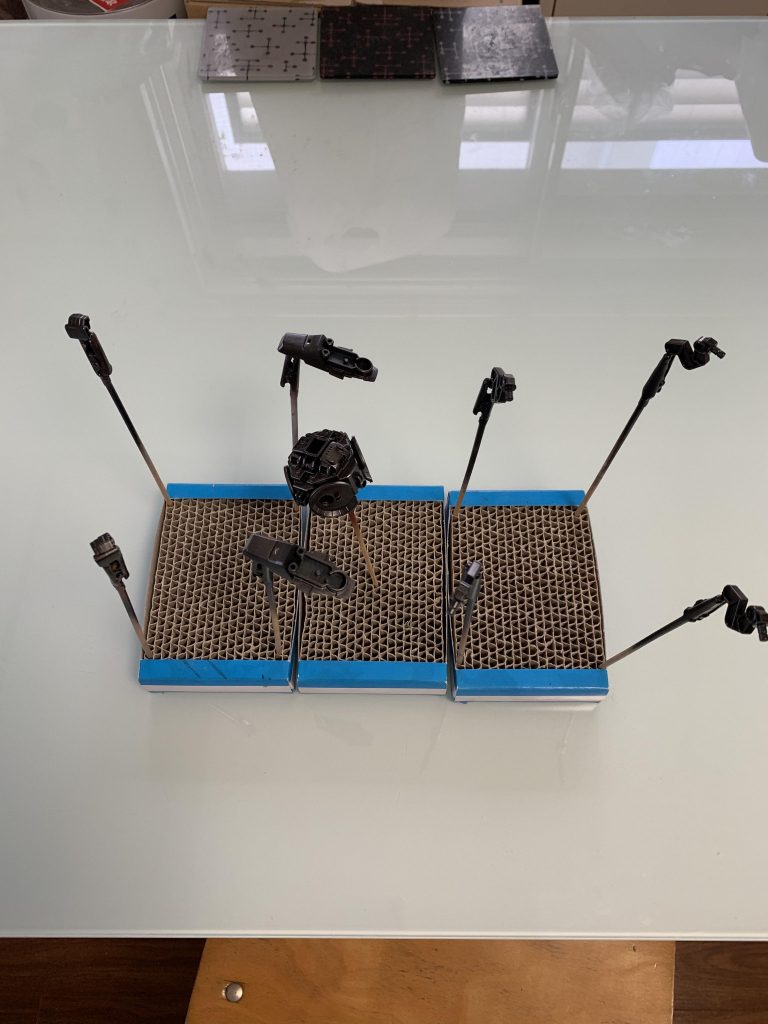 下地塗装その1
クレオスの黒鉄色です。