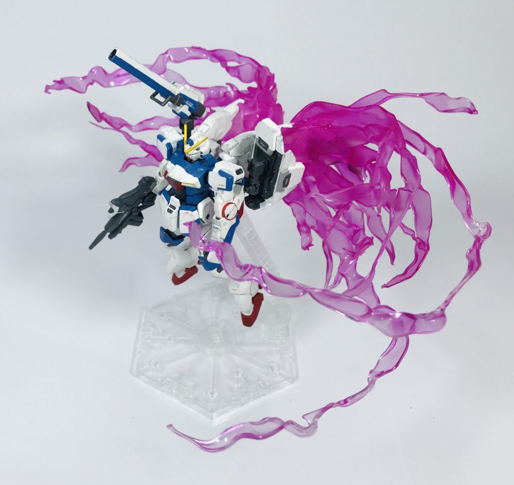 ## *[光の翼]*

ミノフスキードライブの余剰エネルギーを用いたビーム兵器。

発動時には背部から翼状に展開したビームが機体を包むように広がる。