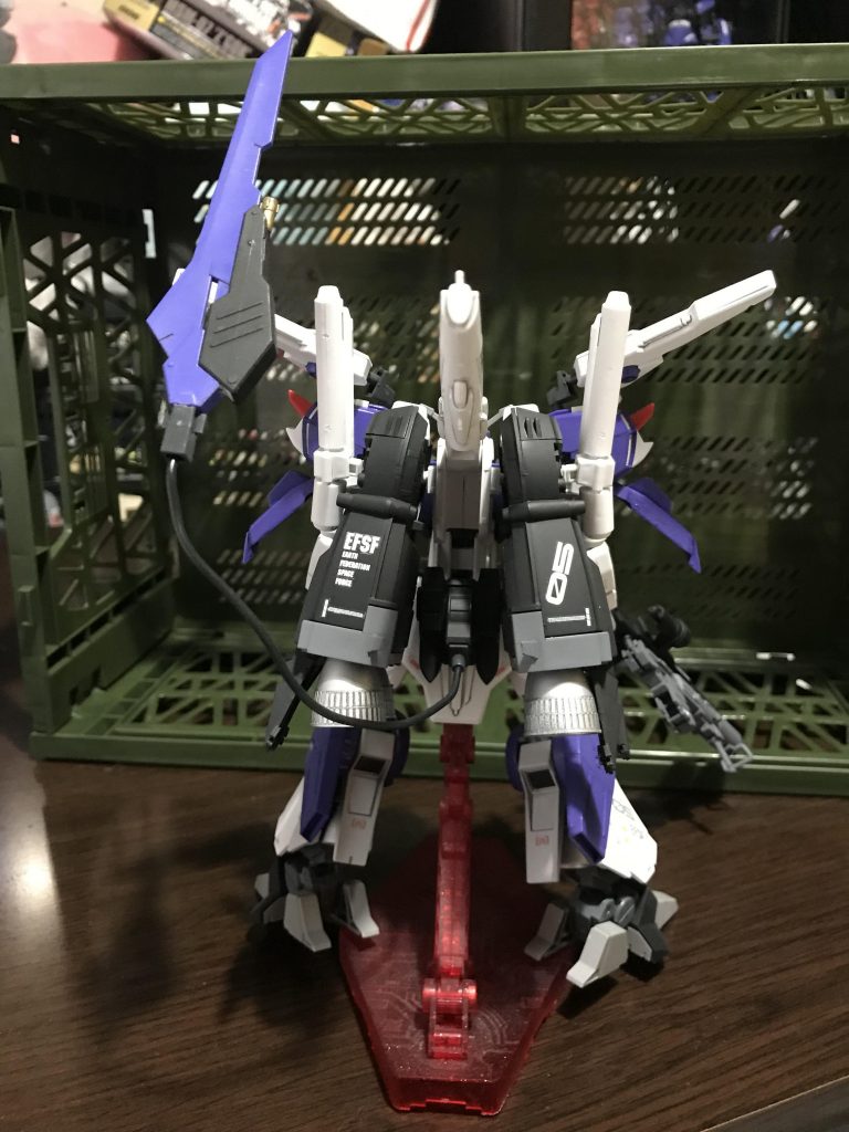 今回のお気に入りですがルプスレクスのテイルブレードを移植、先っぽのブレードはHi-νヴレイブのパーツを使いました。
宇宙世紀の世界観で
〝有線式ブレードファンネル〟
と呼称しております。