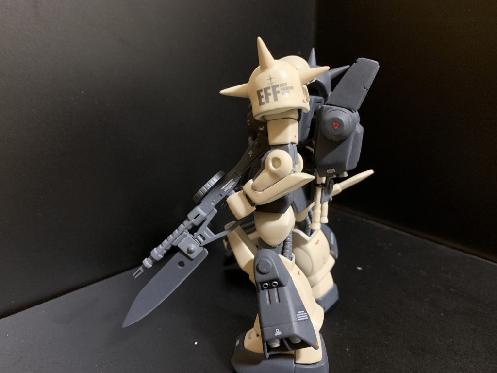 ザクマシンガン改は牽制武器に割り切るというコンセプトでセンサーを外し、代わりに実体剣の刃を無理くり増設したような感じにしてます。