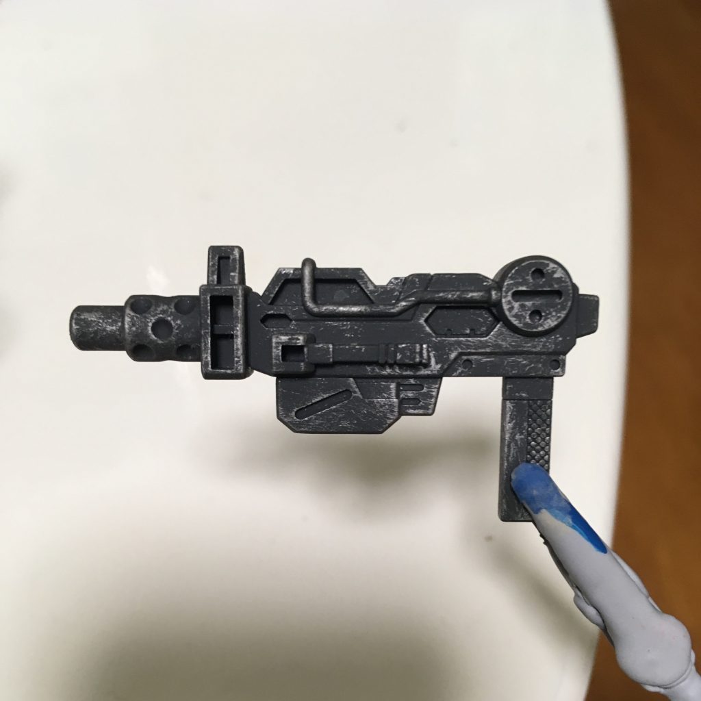 武装は1パーツ構成で肉抜き穴をディテールに使っているので、濃い目のドライブラシでディテールを浮かび上がらせる感じで。