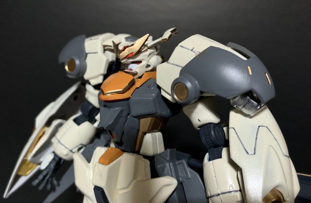 稼働時には肩に取り付けられている「コスモコンデンサー」からコスモエナジーが放出される
(肩の銀色の部分)