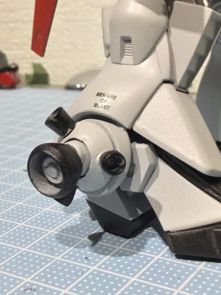 両足に可変バーニアを装備。バーニアが回転する事でフレキシブルな移動と蹴るなどの格闘戦も向上している。