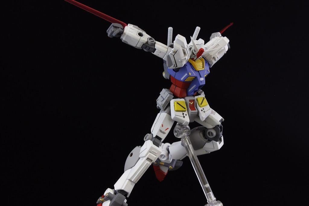 レッドウォーリアのパーツを使用することでユニコーン同様腕からもサーベルが出せるようになっています。