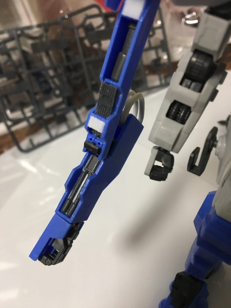 バックパックやシールドアーム内部の肉抜きをプラ板で埋め、シールドアーム内部と機体各所にディテールアップパーツを張り付け、精密感のある仕上がりを目指しました。
消えたモールドを筋彫りとプラ板で復帰。
同時に少しモールドを追加。エバグリの細いプラ棒で側頭部などをディテールアップしました。
また、機体各所の穴のモールドを0.7mmで開口。同時に自分の直感に従い0.7mmと1mm穴を装甲各所に開口しました。
各関節の強化も行いました。