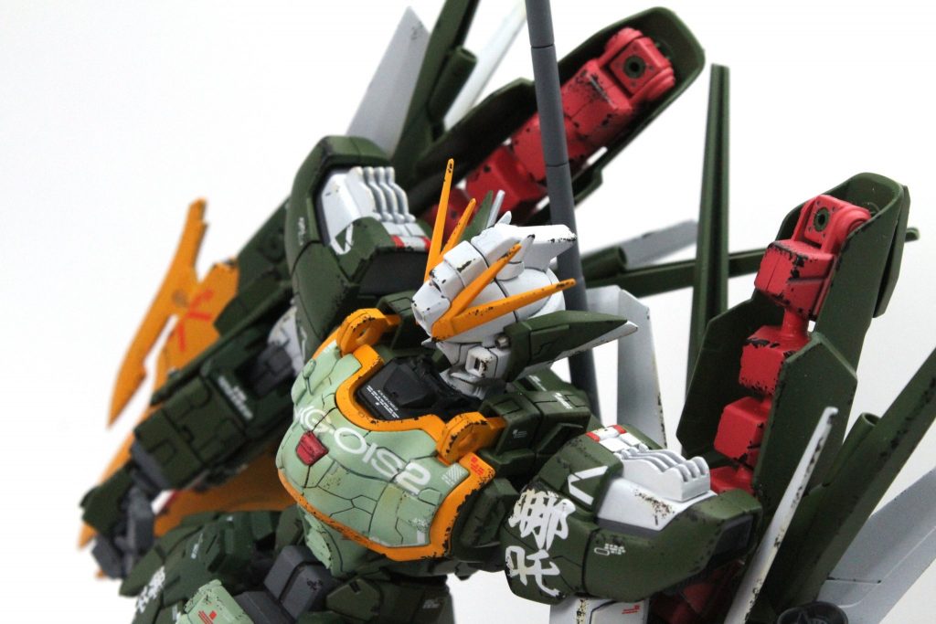 腰部で2mm程、首も延長、肩幅を広く見せる為に胸部側面にジャンクパーツでボリュームアップしました