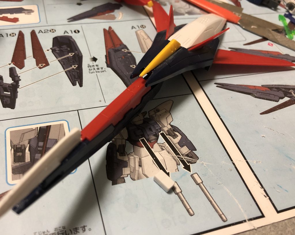 シールドにはスネにあった羽やウイングのパーツの1部を取り付け変形時より航空機っぽくなるように意識しました
ライフルは下部に武器を取り付け銃剣に、出来るだけ変形時にも違和感がないようにと心がけてます