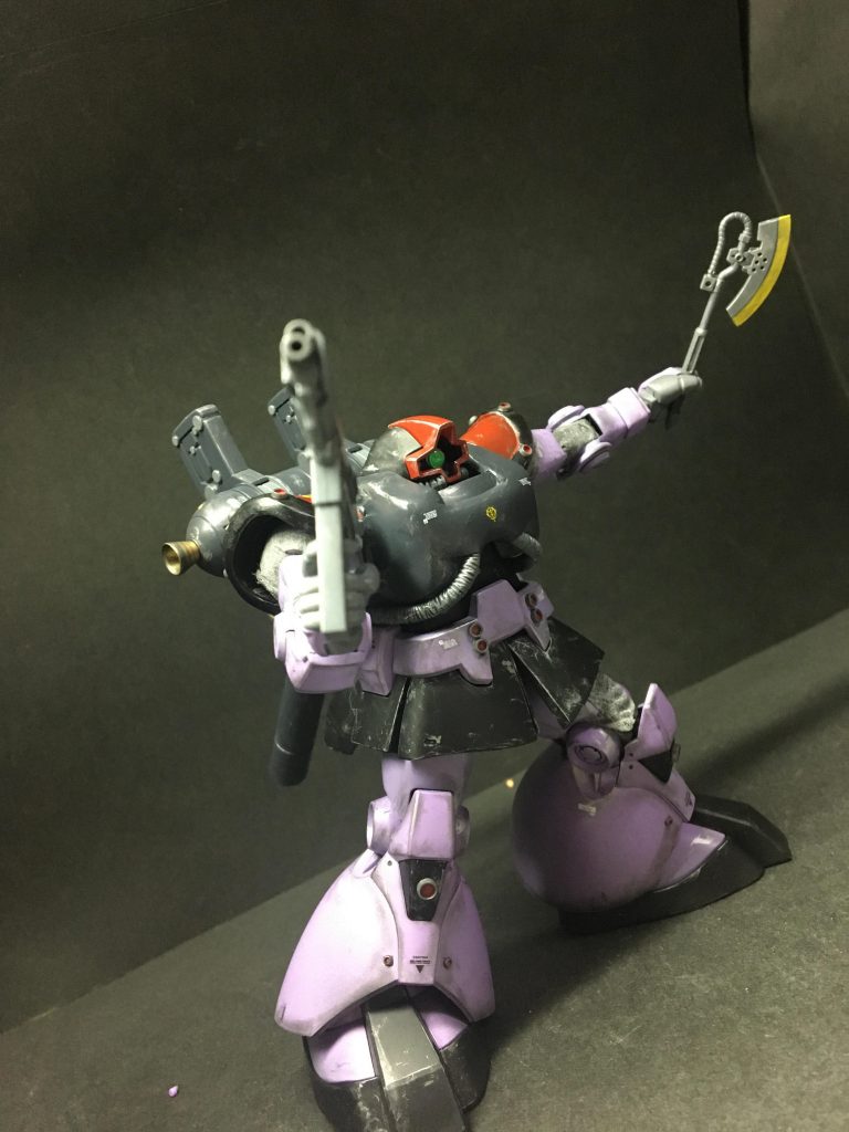 ポージング
武器は形が近いザクF2型のMMP-78マシンガンとTB版ザクのヒートホーク。