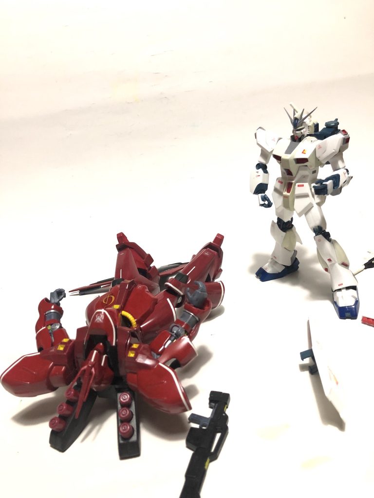 シャア 「やられた？」 
　 「何、戻れというのか？ナナイ、男同士の間に入るな、うわっ」 

ナナイ 「大佐、私達を見捨てるつもりなんですか？」