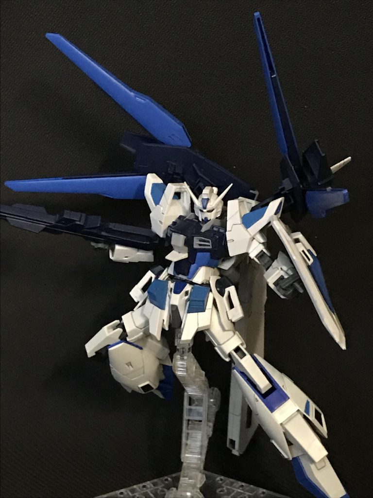 ドラグーンブースターで。ブースターパックとの連結時は通常のビーム砲として使用可能。