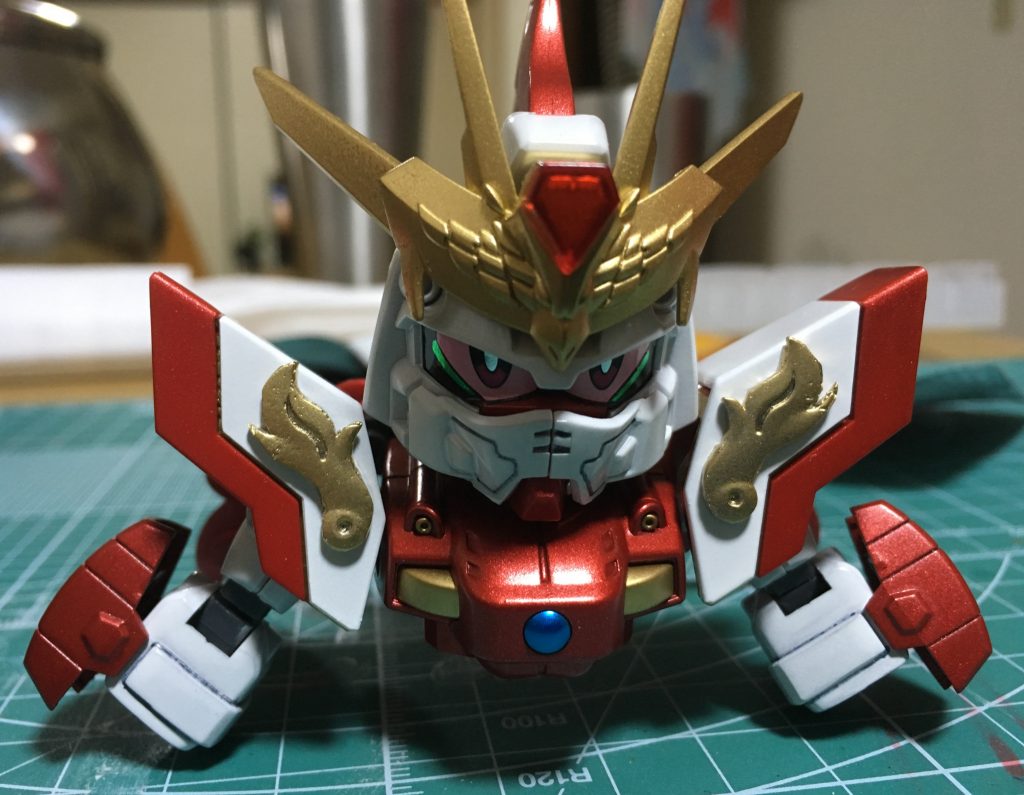 カラーリングは怒りに燃える色調をイメージしました。元々のトリコロールカラーではシャイニングガンダムそのままの主張が強すぎるし、といって大胆に色を変えすぎてもシャイニング感が損なわれるのでかなり悩みましたが、ビルドバーニングガンダムっぽさも取り入れて赤の印象に落ち着きました。元キットのスーパーモード変身のギミックもそのまま継承しています。