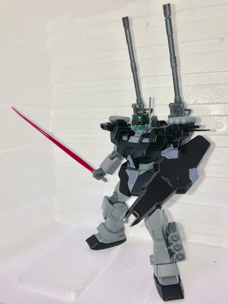 万が一、敵に発見された際に備えてビームサーベルとシールドも持ち合わせている。
シールドにはフラッシュバンが仕込まれており、敵の視界を妨げることが出来る。