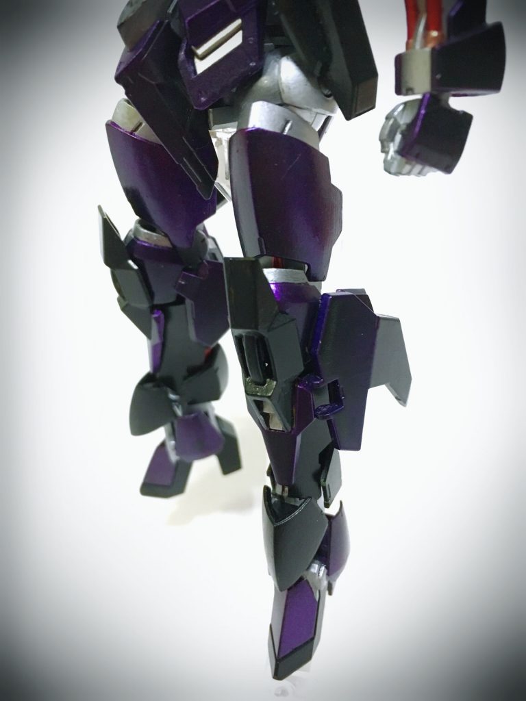 脚部にも追加のフットガードを装備。膝の外側面のガードも大型化している。