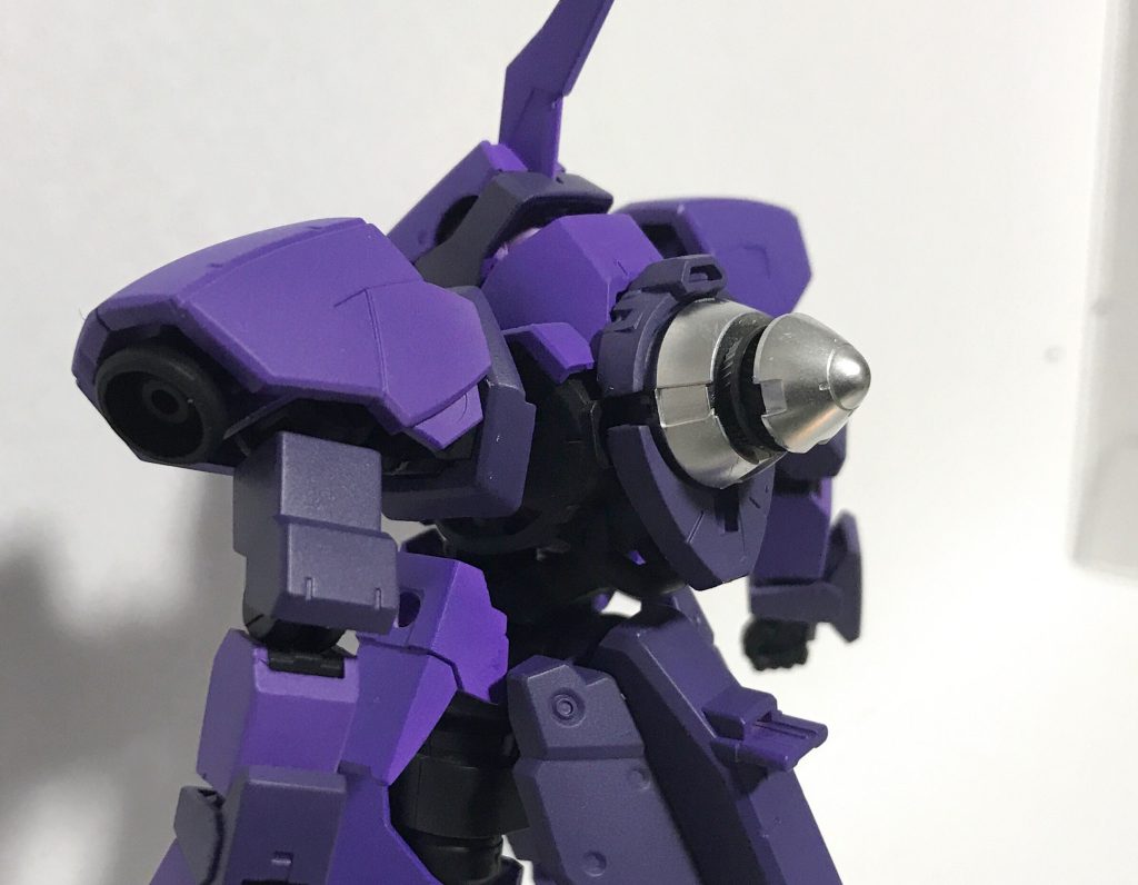 GNドライヴは10年ほど前に当時中学生だった自分が遊び壊してしまいこんでいたエクシアR2のもの。
背中ごと切り外してパテで裏側を埋めて穴を開け、ランナーの切れ端を軸に接着しています。
ググりながら見様見真似でやりましたがまあまあしっかり固定されているはず…。